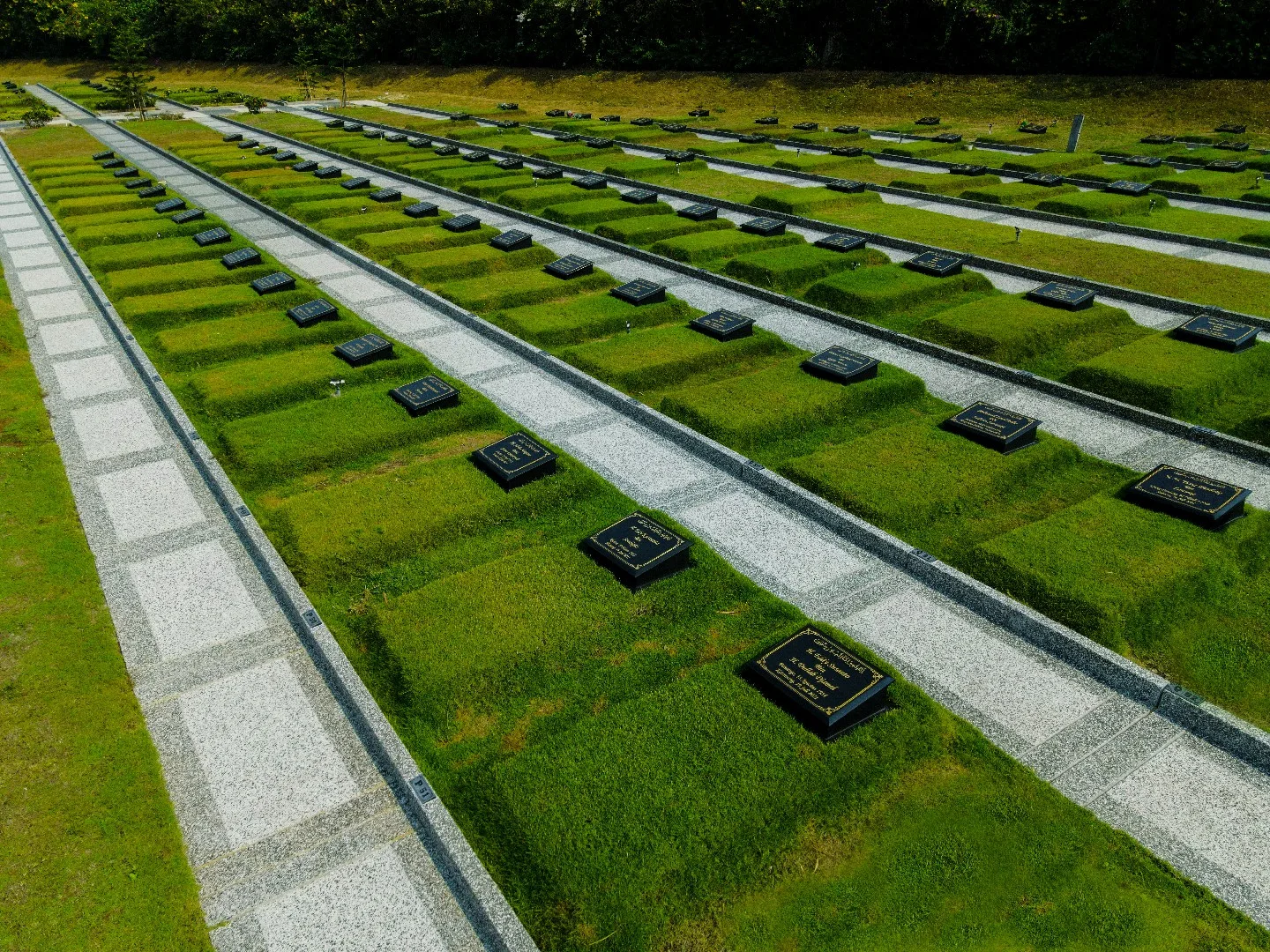Kavling makam keluarga dengan nisan granit solid Al-Azhar Memorial Garden Kavling makam keluarga dengan nisan granit solid Al-Azhar Memorial Garden