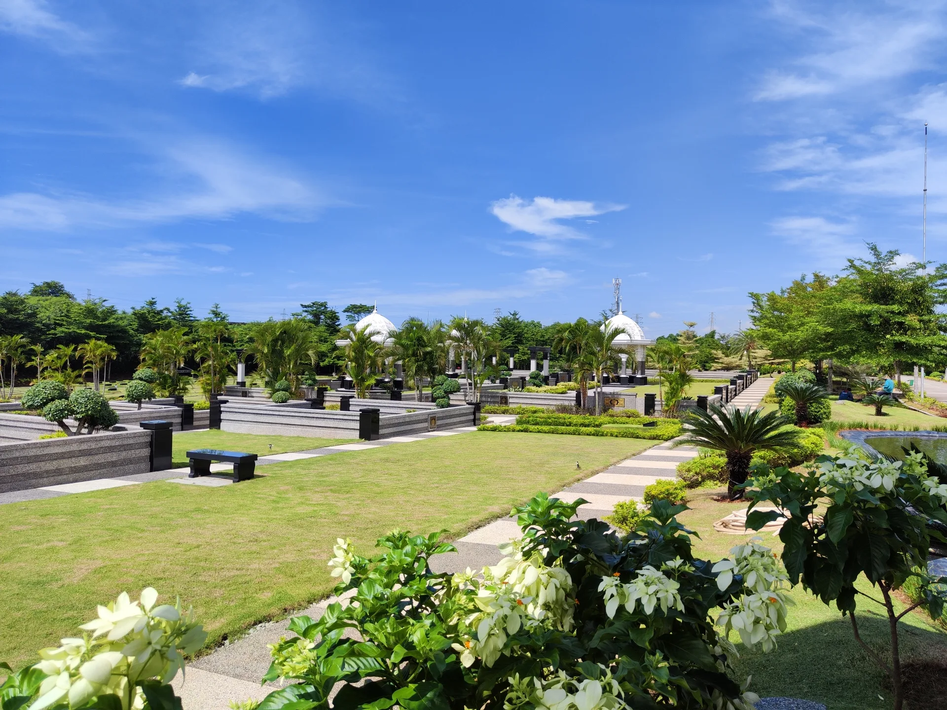 Suasana makam Al Azhar Memorial Garden