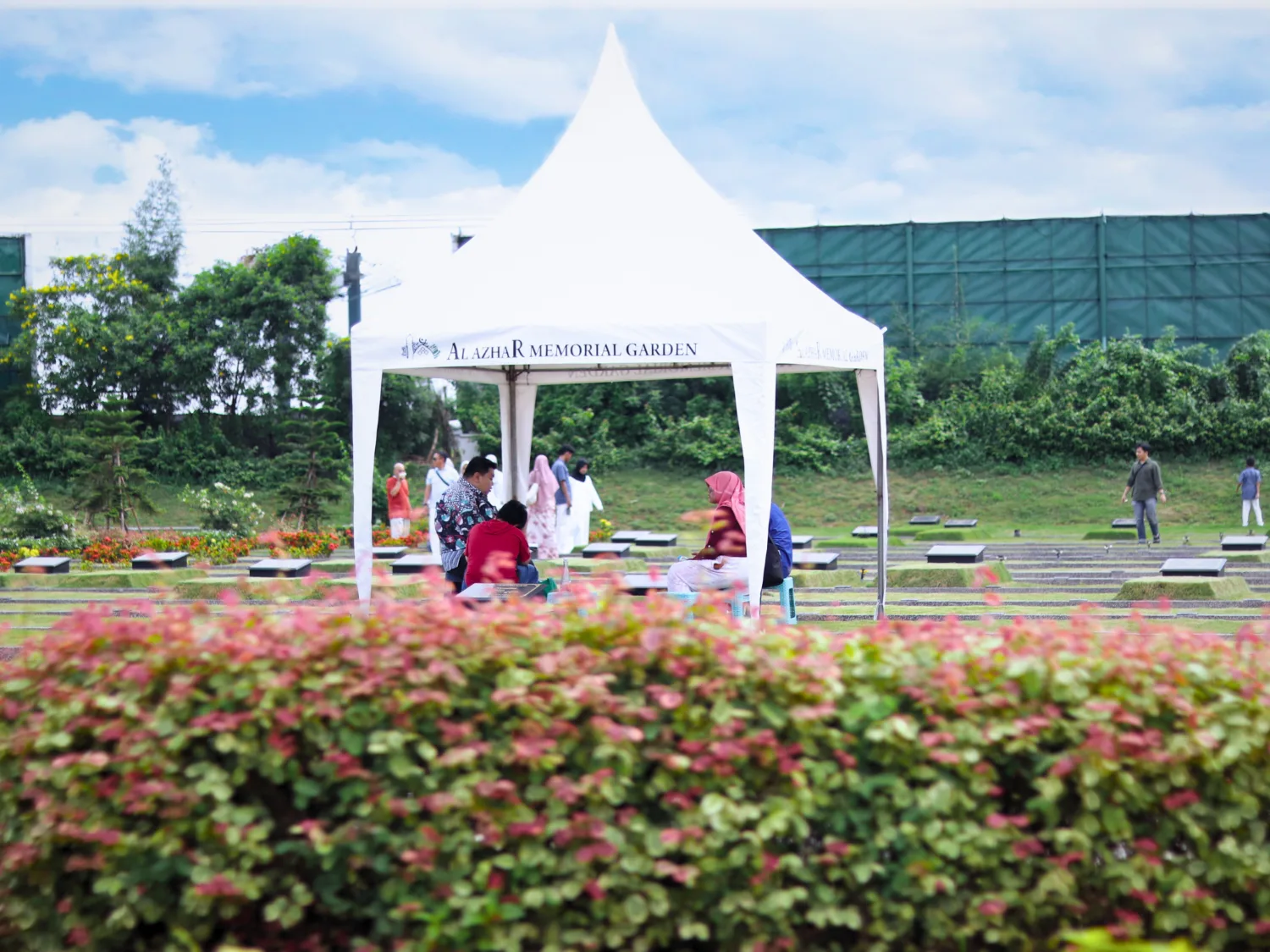 Ziarah makam di Al Azhar Memorial Garden