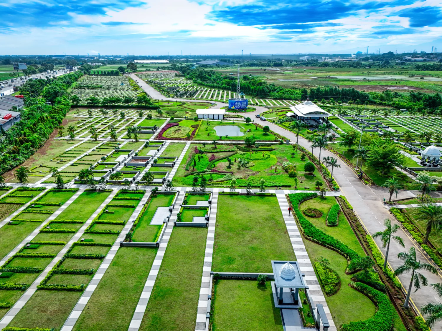Lingkungan makam keluarga yang hijau dan dikelola profesional Lingkungan makam keluarga yang hijau dan dikelola profesional