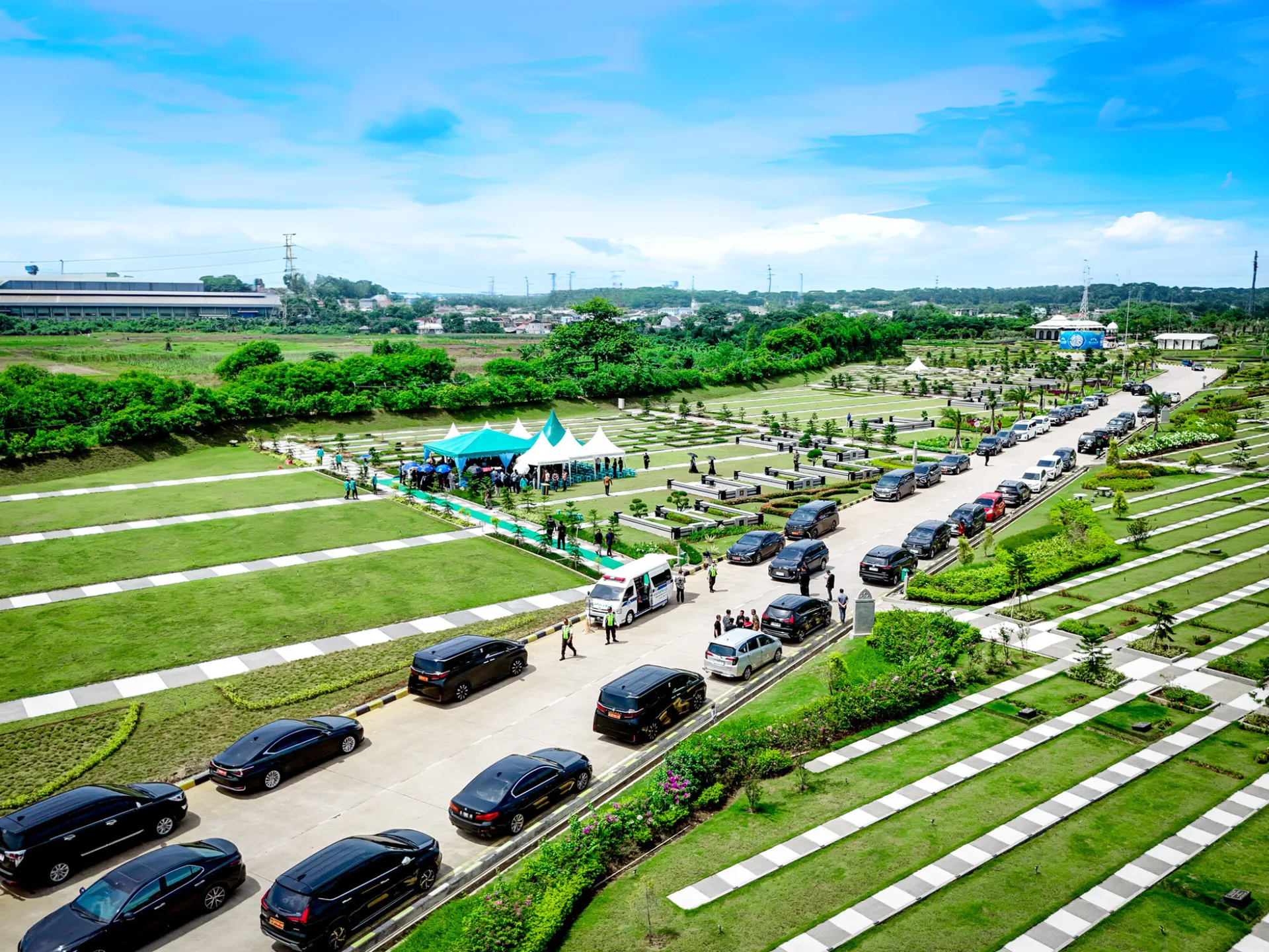 AMG Aerial Belakang pemakaman ramai - pemakaman mewah Indonesia AMG Aerial Belakang pemakaman ramai - pemakaman mewah Indonesia