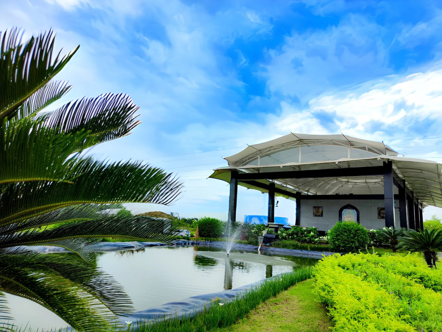 foto hall 3 dan kolam - makam keluarga family plot Suasana hall dan kolam Al-Azhar Memorial Garden yang asri
